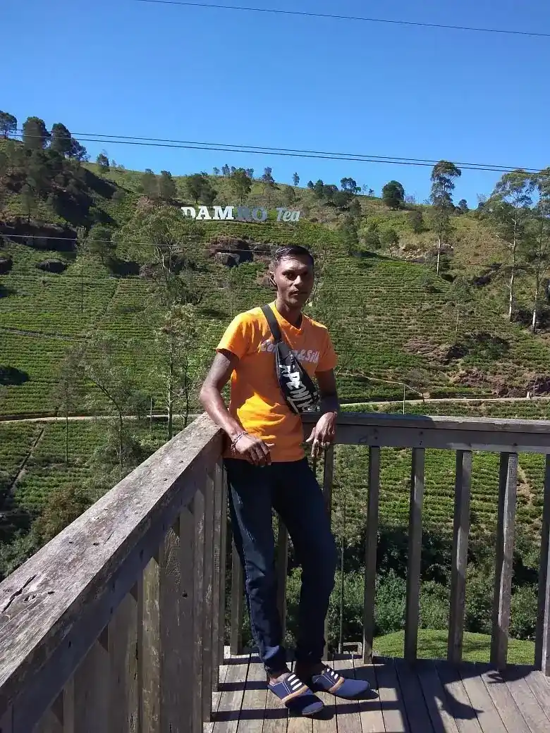 Dinesh Priyankara, private driver-guide in Sri Lanka